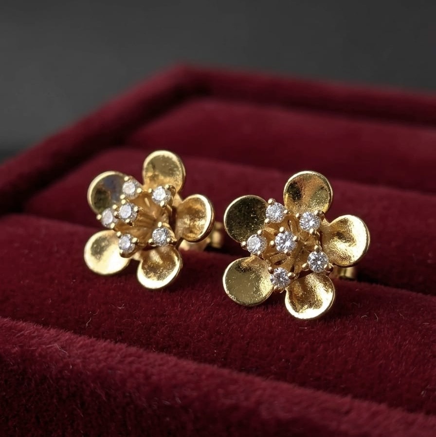 Flower shape with white stoned ear stud.